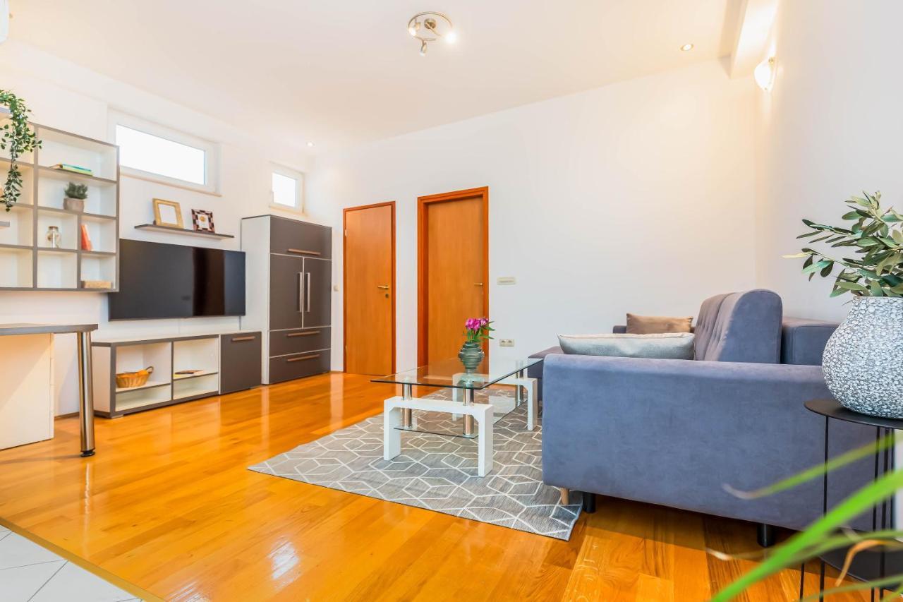 Beachfront Apartment Jesenice  Luaran gambar
