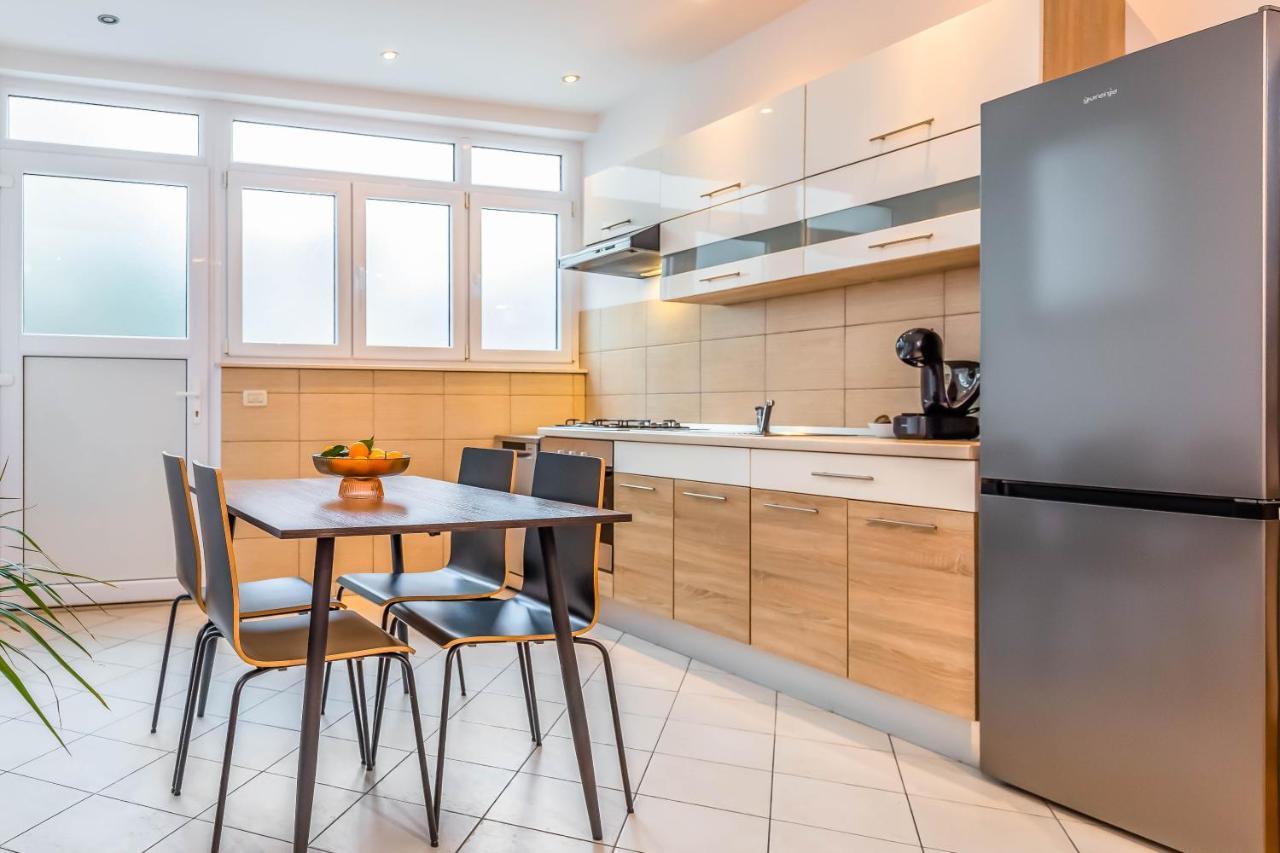 Beachfront Apartment Jesenice  Luaran gambar