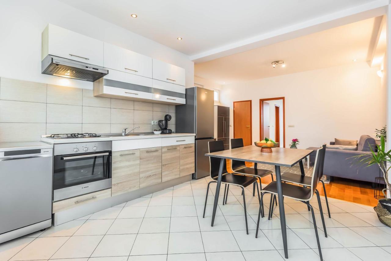 Beachfront Apartment Jesenice  Luaran gambar