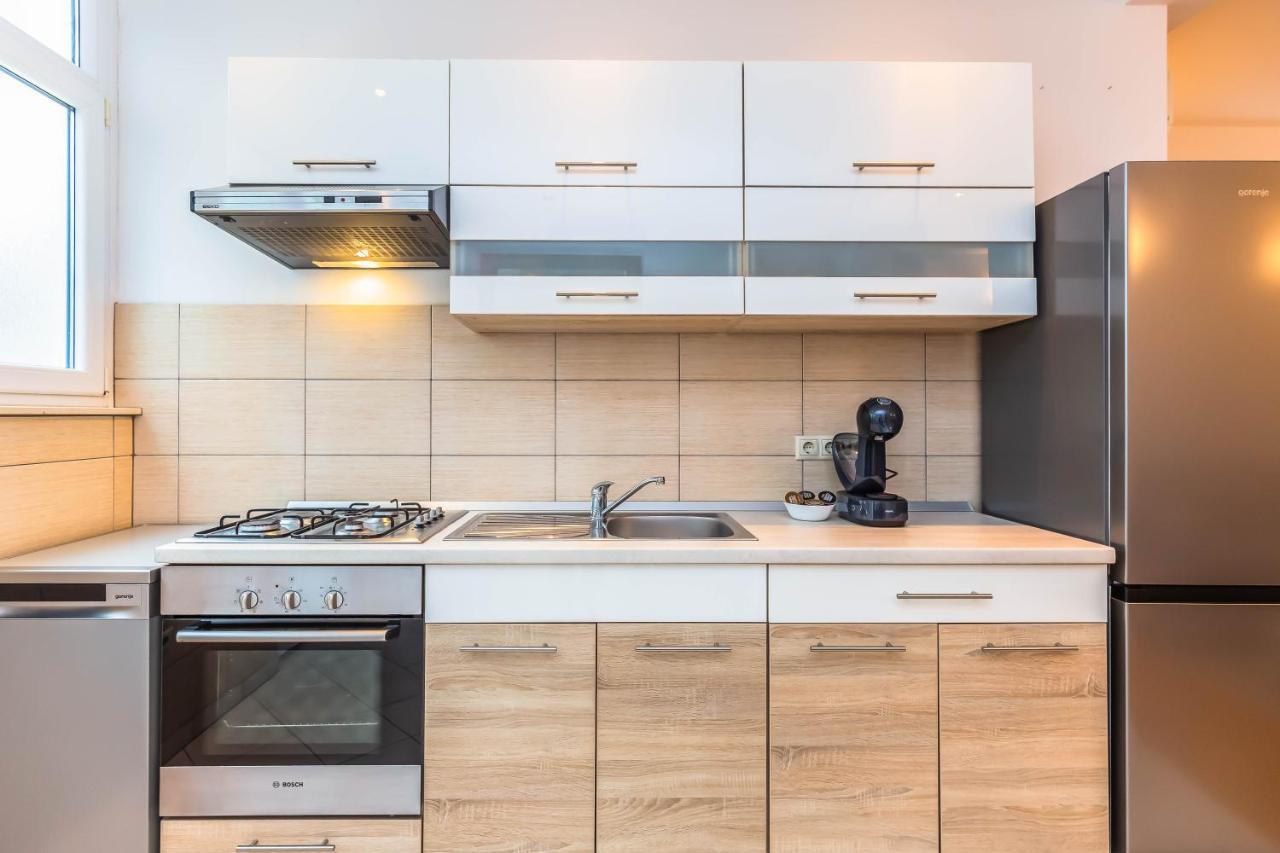 Beachfront Apartment Jesenice  Luaran gambar