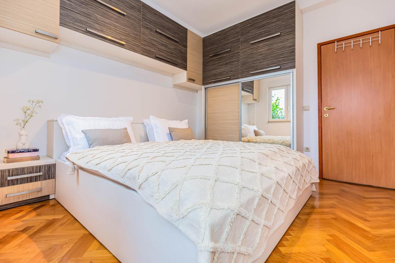 Beachfront Apartment Jesenice  Luaran gambar