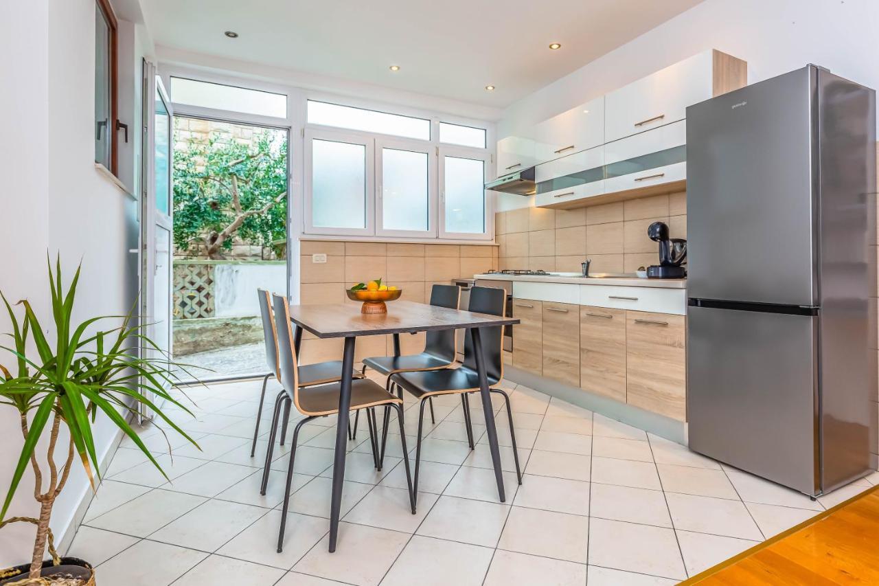 Beachfront Apartment Jesenice  Luaran gambar
